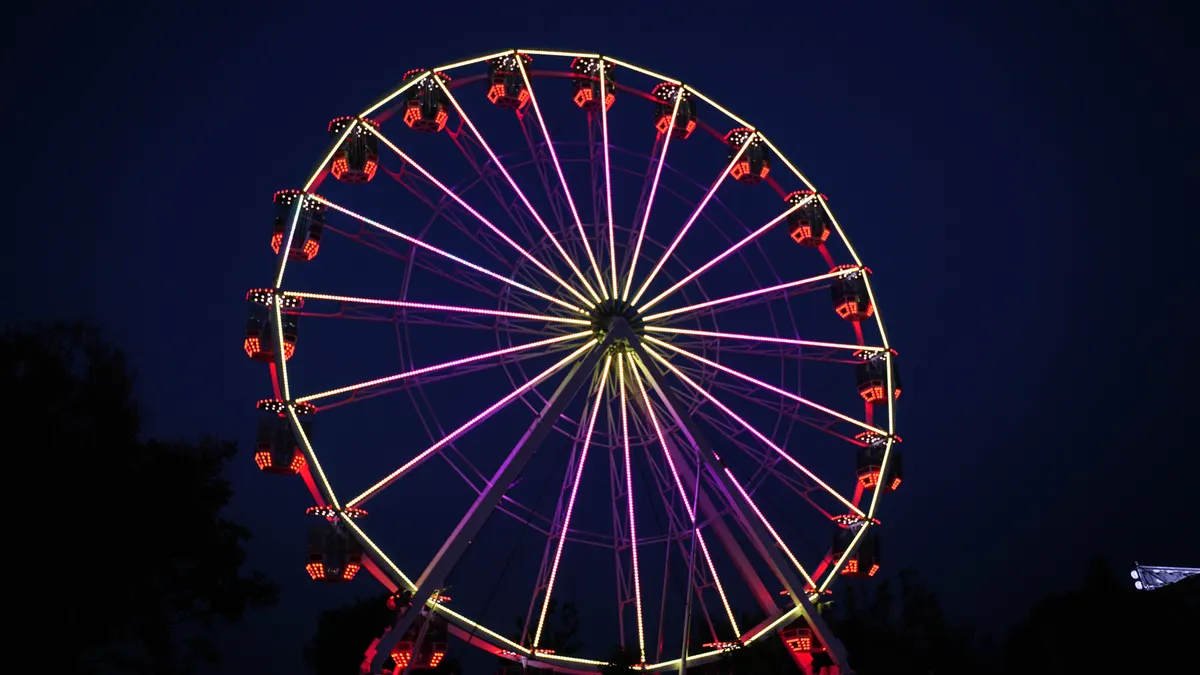 Grande roue rouge et blanche pendant la nuit