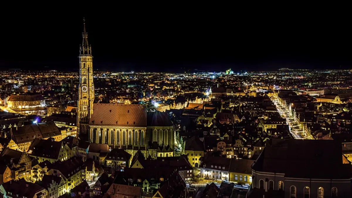 Panorama de bâtiments urbains illuminés